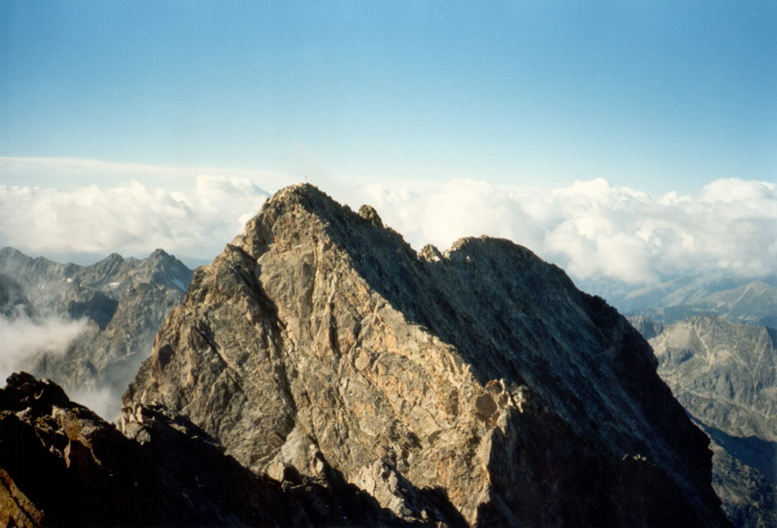 La cima sud dell'Argentera, più alta di una decina di metri, vista dalla nord