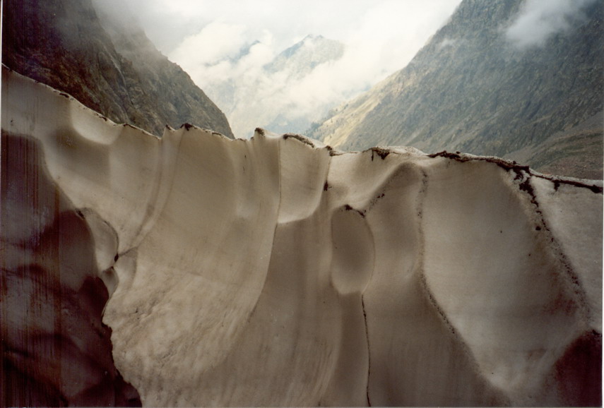 Muro di un grosso nevaio sotto il Colle del Chiapous, retaggio del nevosissimo inverno 1995/1996 e della successiva estate, assai fresca e piovosa