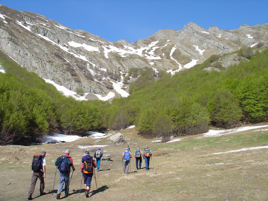 Raggiunte le sorgenti del Secchia ci si apre lo scenario dell'anfiteatro dell'Alpe di Succiso.