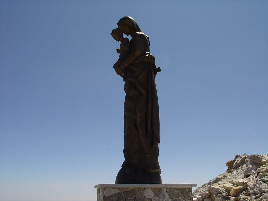 La grande Madonna di bronzo che guarda la valle. 