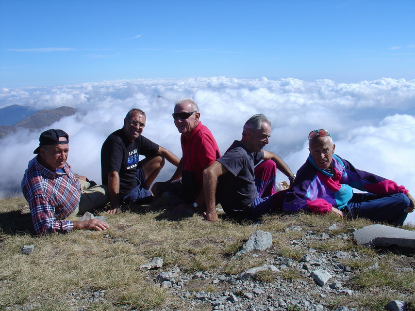 Il gruppo riposa in vetta sopra un mare di nuvole
