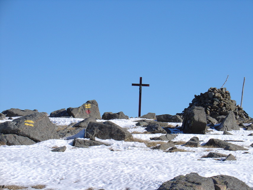 La croce dell'Aiona in una splendia giornata di neve e di sole.
