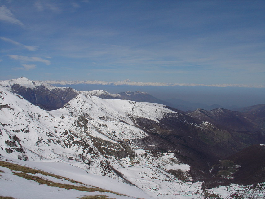 Vista sulle Alpi Marittime. Al centro il Monviso.