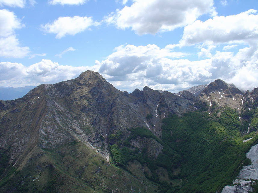 Panorama dalla vetta: a sinistra il Pisanino, a destra il Contrario