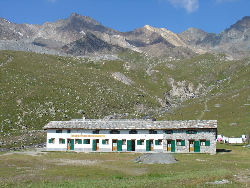 Il rifugio Vittorio Sella a 2500 m.