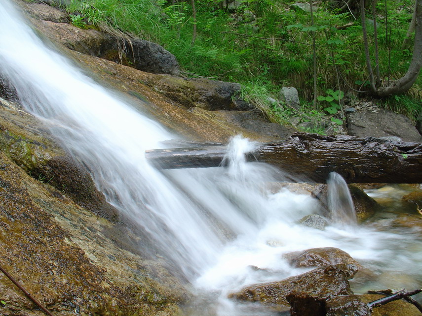 La cascata che si incontra poco prima dell'abitato di Carnino Superiore, ripresa al rallentatore