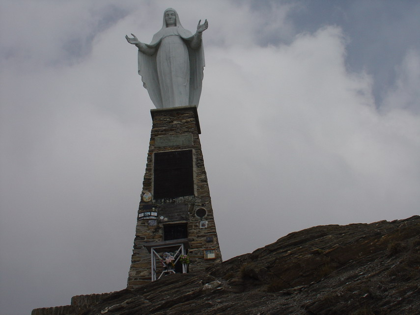 La grande Madonna dello Zerbion, in un cielo grigio e carico d'acqua.