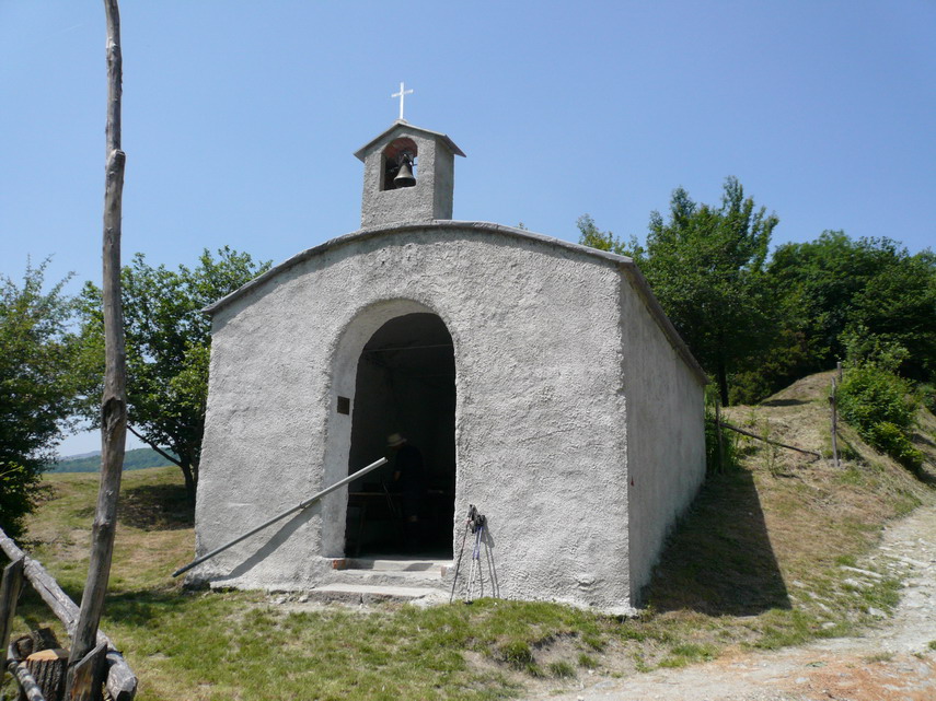 La cappelletta-rifugio di Roccamaya, dopo essere discesi dal monte Penello e verso Lencisa.