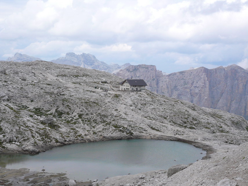 Il lago Pisciadù e il rifugio Cavazza al Pisciadù