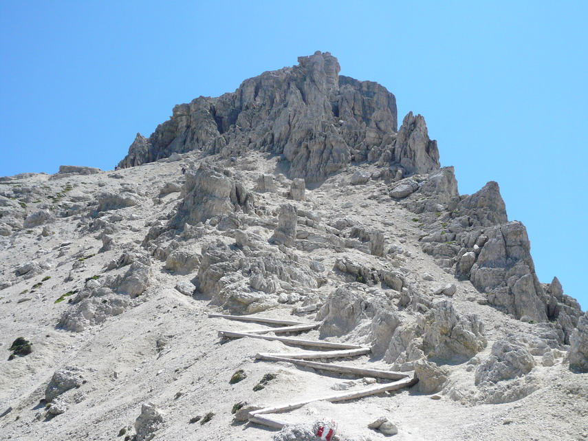 Ecco il Sassongher, con l'ultimo tratto di ripido sentiero e le rocce verticali che portano verso la vetta