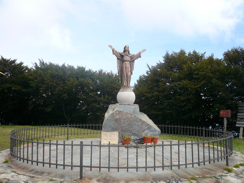Ecco il Cristo che Benito ha posto sul piedistallo, accanto alla Chiesetta