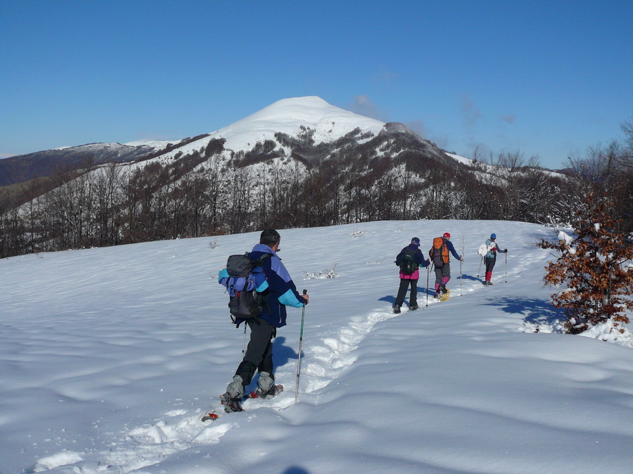 Noi proseguiamo  verso Capanne Carrega. A sinistra il monte Carmo, bianco di neve ancora immacolata.