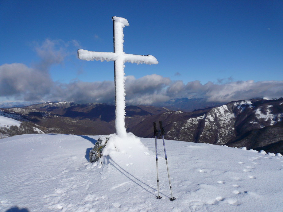 La croce coperta di galaverna e di neve, bianchissima.
