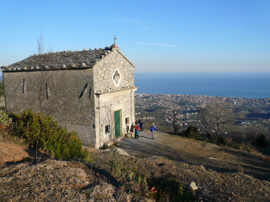 La Chiesetta di S. Pietrino che domina la piana di Loano distesa sul mare.