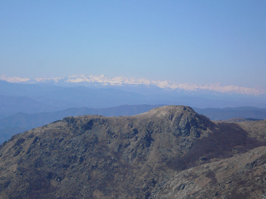Dal Rama si vedono le Alpi. In primo piano lo Sciguelo.