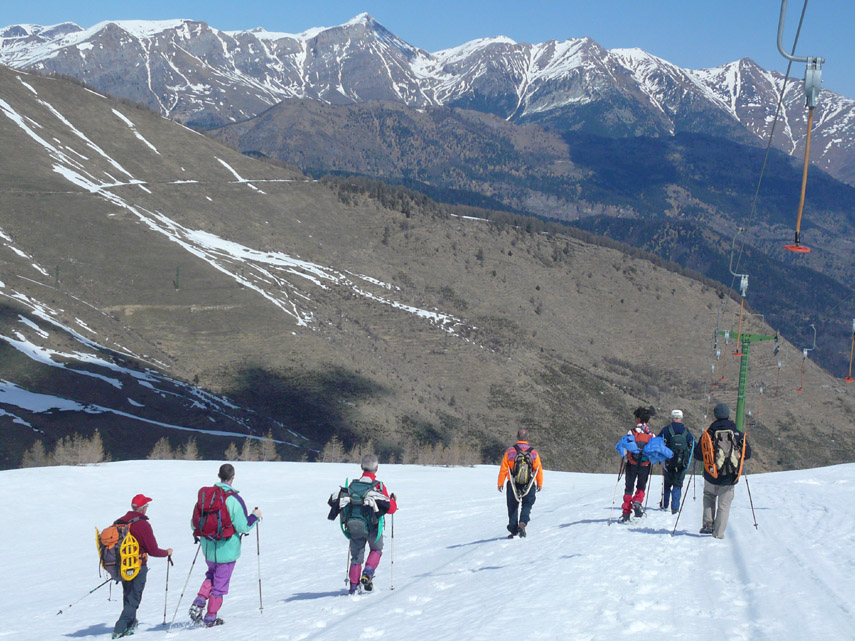 Il gruppo che scende lungo lo skilift