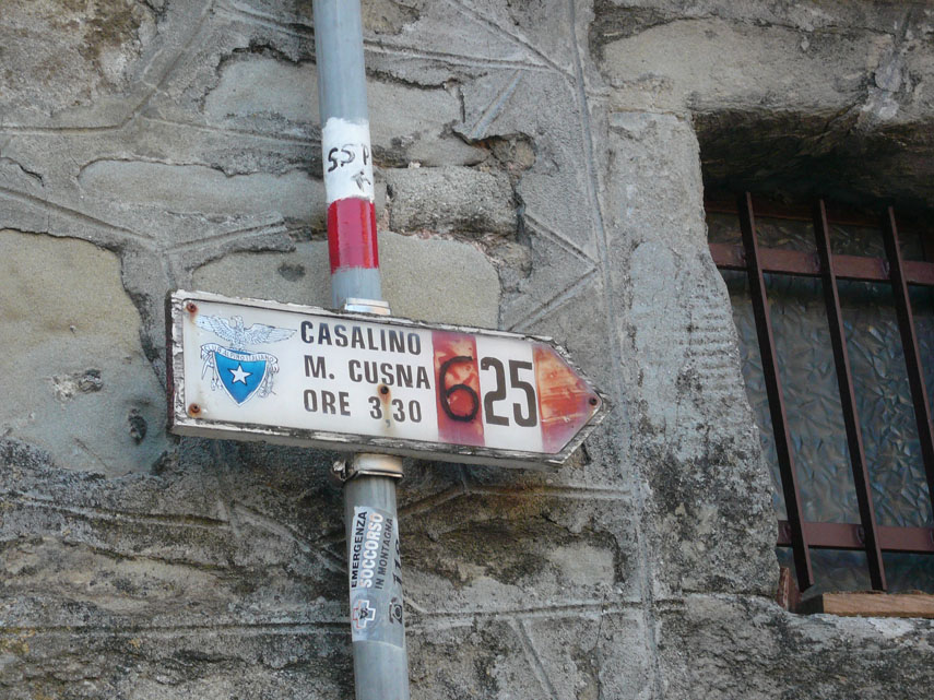 La targa a Casalino che indica il sentiero per il Cusna