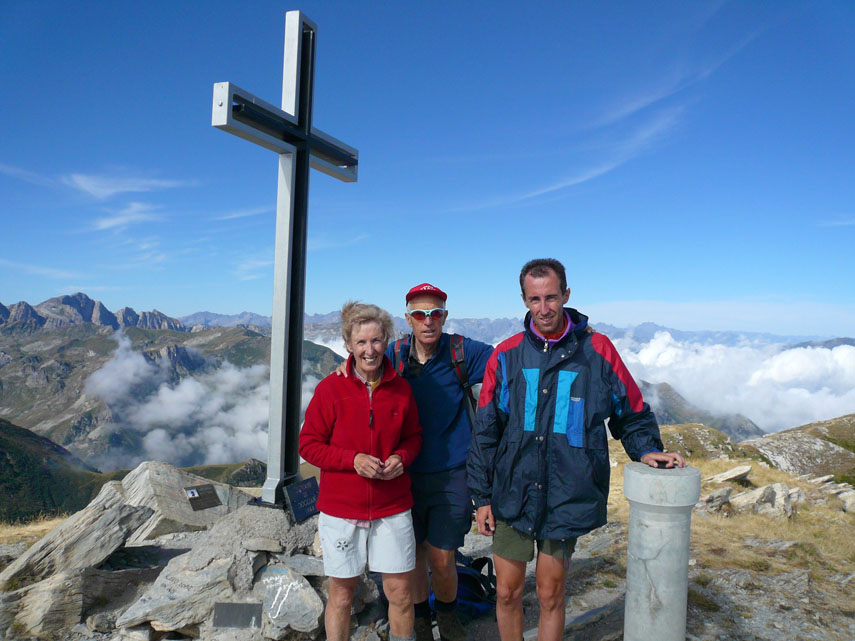 Foto vicino alla croce scattata da due escursionisti che decantavano il giro intorno al Monviso
