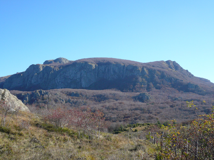 Ecco il massiccio del Maggiorasca. A destra (versante sud) c'è il monte Croce di Martincano. A sinistra (versante nord) si intravede la statua della Madonna