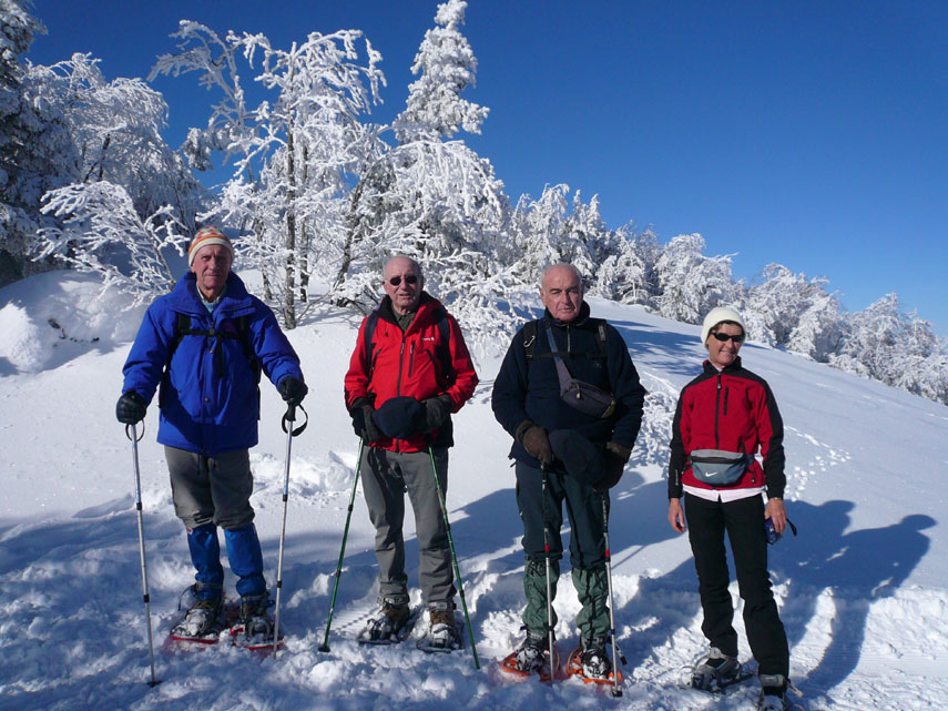 Mino, Gianpiero, Giovanni e Chiara  posano sullo sfondo degli alberi bianchi di neve