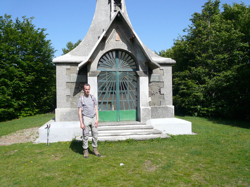 Stefano ai piedi della cappella con la grande croce del Beigua