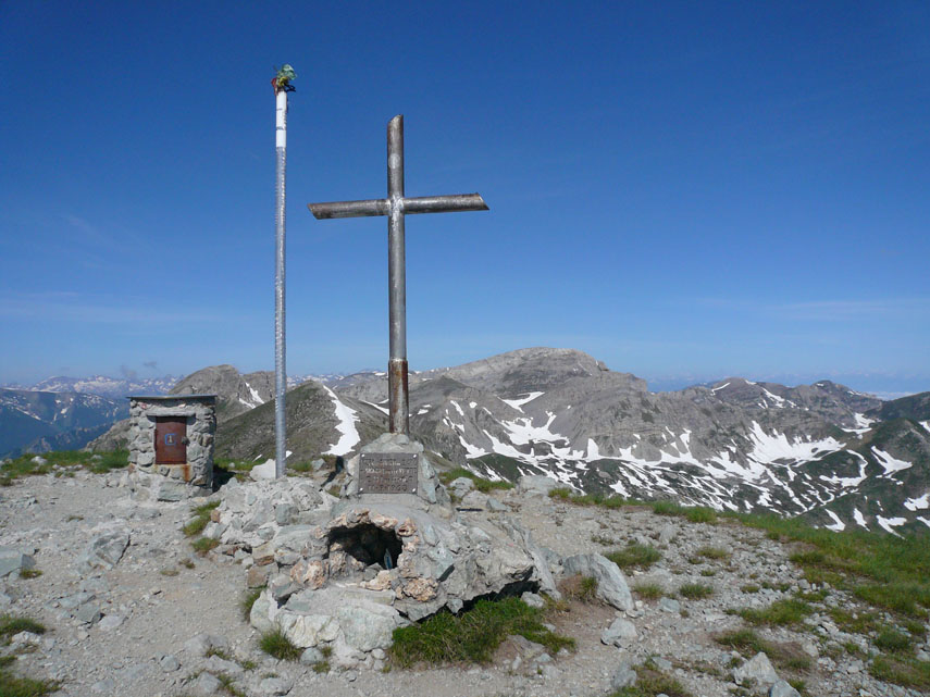 La croce del Pizzo e il Mongioie sullo sfondo