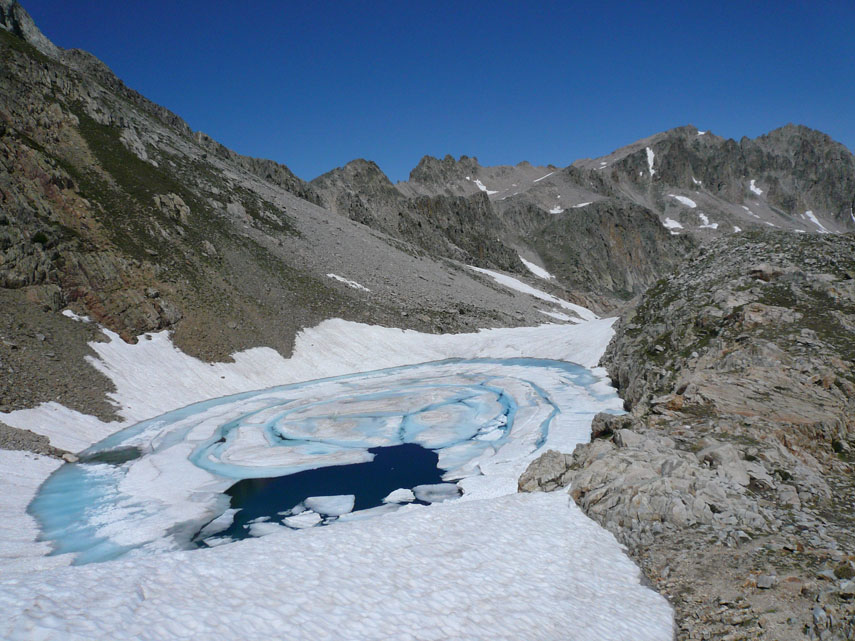 L'ultimo lago di Fremamorta è ancora ghiacciato