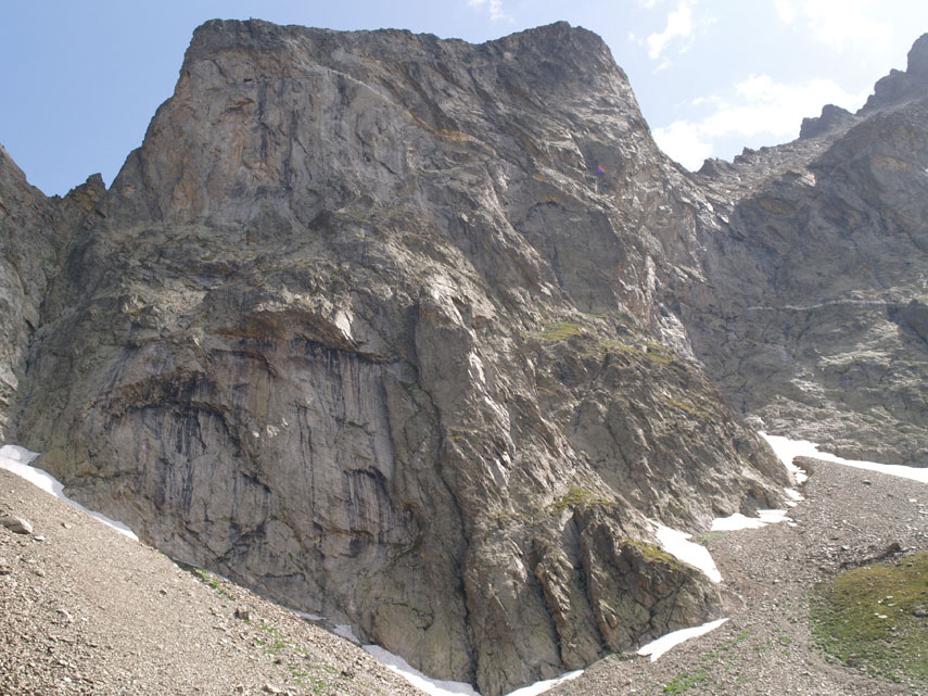 Il Corno Stella, bella cima del massiccio dell'Argentera. Al centro della parete è ben visibile il torrione sul quale è tracciata una difficile via di arrampicata.