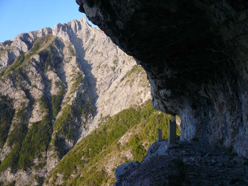 Il tetto di roccia del Sentiero e il Toraggio sullo sfondo