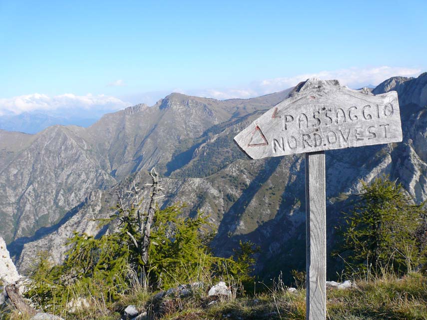Il cartello che in vetta indica il sentiero "Passaggio Nord Ovest"
