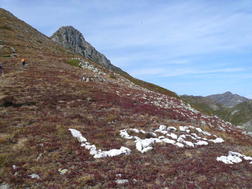 La grande scritto LAGO con pietre pitturate di bianco per indicare il sentiero che scende verso il lago del Pizzo