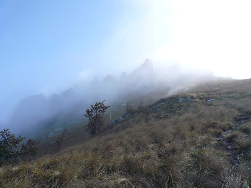 Tra la nebbia spuntano i Giganti di Pietra. Anche nelle successive immagini si possono vedere queste grandi rocce chiamate anche brecce (Breccia del Galero)