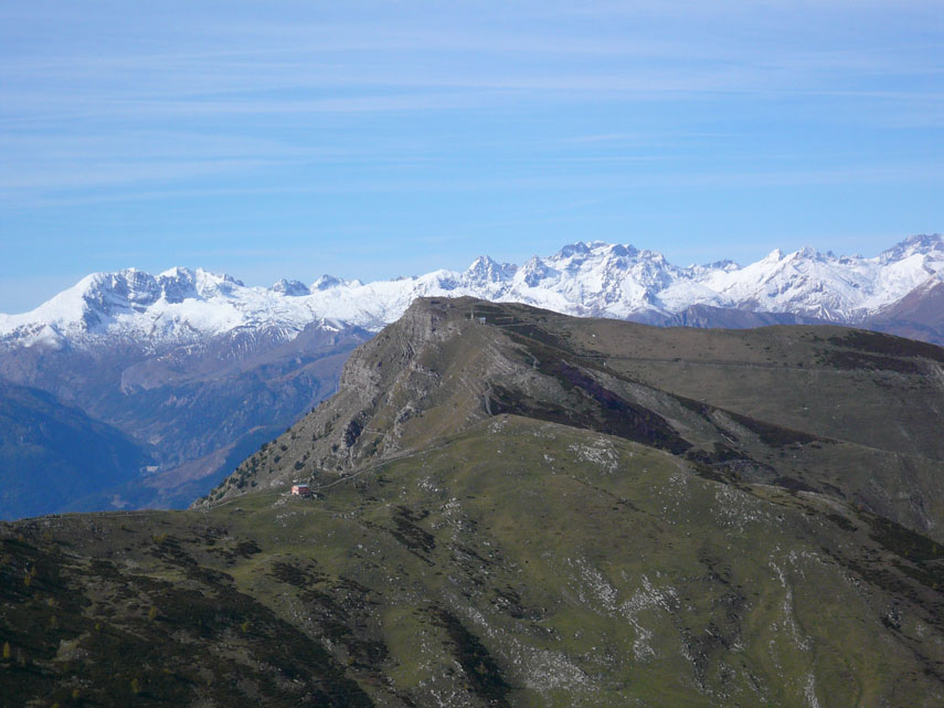 Panorama sulle Alpi Marittime. In primo piano il Saccarello e il rifugio Sanremo.
