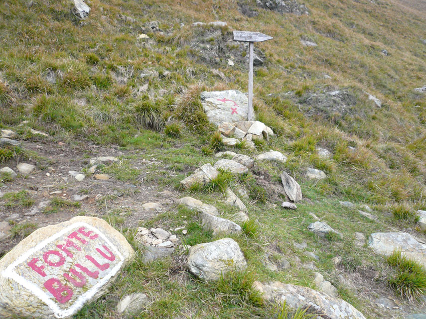 Alla fonte Bullu un cartello indica la deviazione per il rifugio Gilwell che Paolo e Gianpiero seguiranno mentre noi proseguiamo verso il Reixa