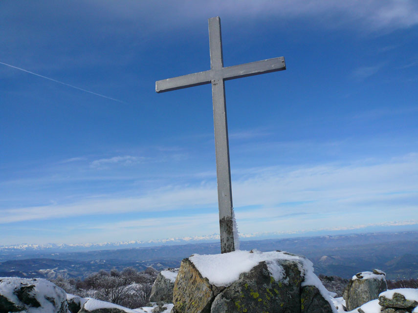 La croce sull'Ermetta e sullo sfondo le Alpi