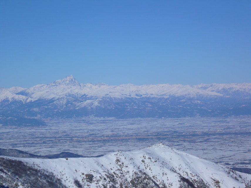 In primo piano il monte Pigna. Sullo sfondo il Monviso.