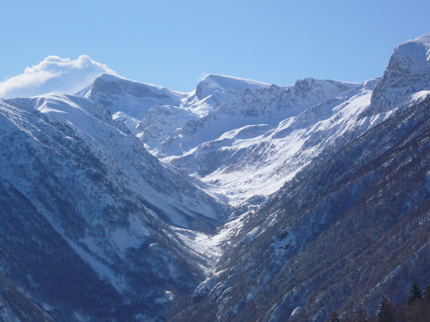 La valle Ellero con la cima delle Saline a sinistra, la cima Pian Ballaur al centro e la cima Cars all'estrema destra
