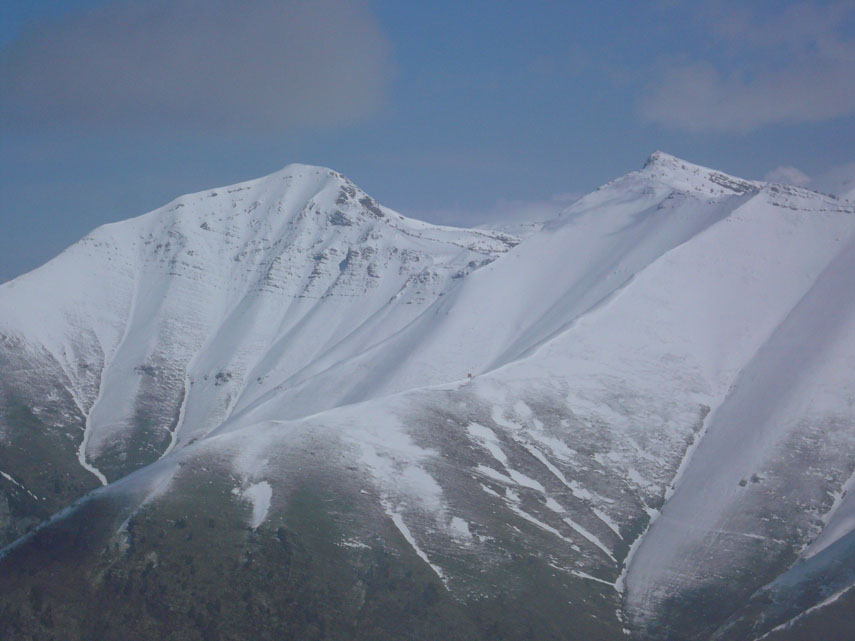Le cime Bertrand e Missun con in basso i segni della recente nevicata