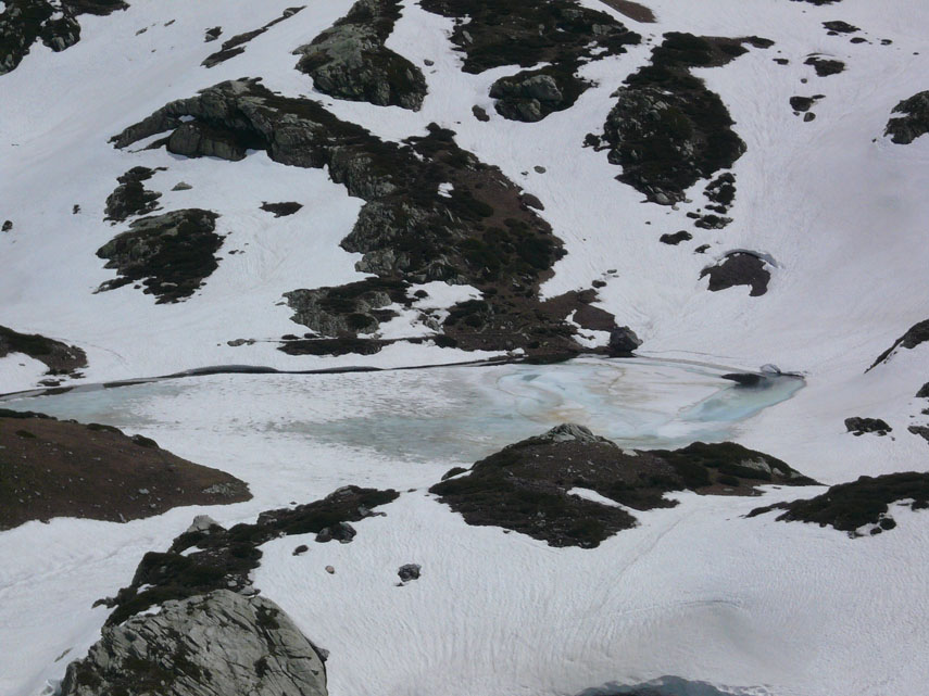 Il lago della Brignola è ancora ghiacciato