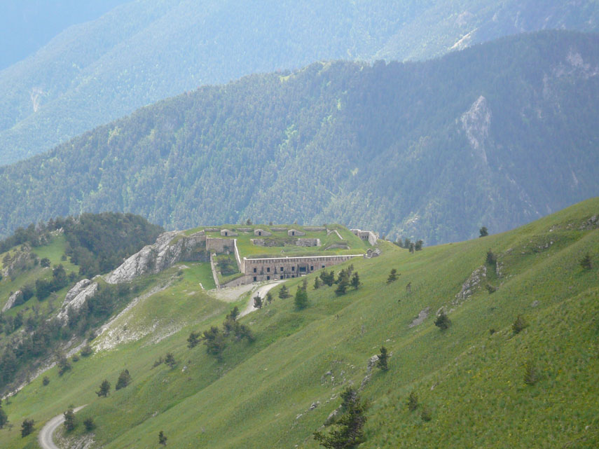 Il Forte Margheria domina l'alta valle Roia. Fa parte del campo trincerato realizzato al Colle di Tenda a fine '800 per difendere il Regno d'Italia da eventuali attacchi francesi risalenti da Saorgio