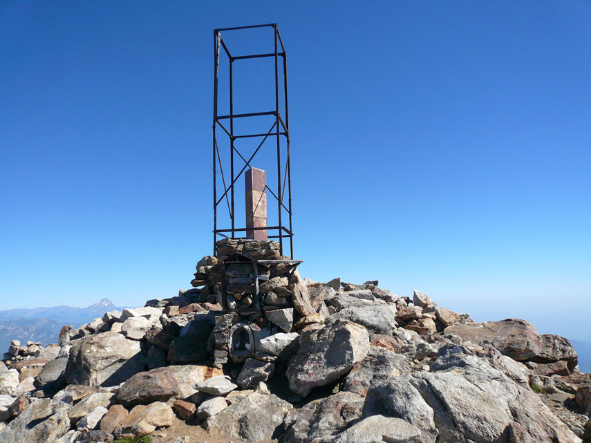 Il segnale trigonometrico che contraddistingue la Cima Est del Monte Matto