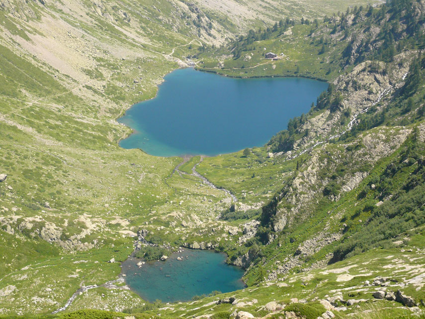 Scendendo verso il Livio Bianco, la verdissima conca con il Lago Sottano mostra tutta la sua bellezza