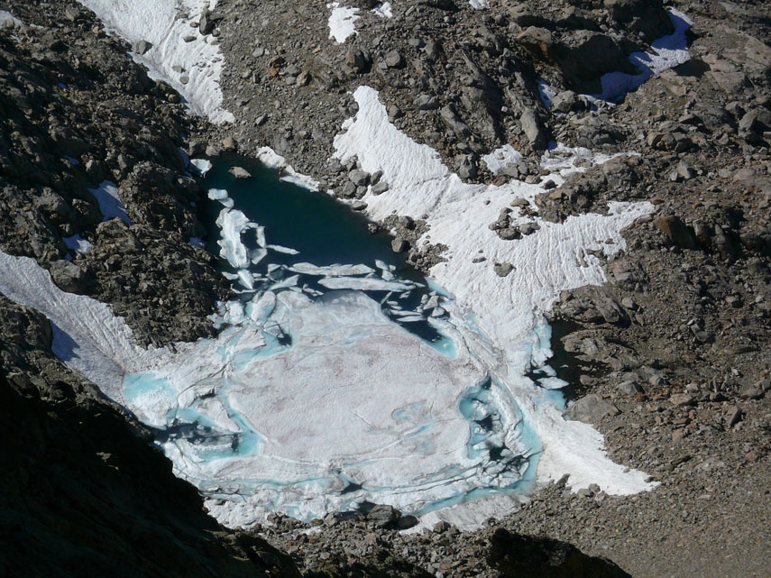 Il bel Lago della Nasta, al 17 di agosto, è ancora per la maggior parte ricoperto dal ghiaccio!