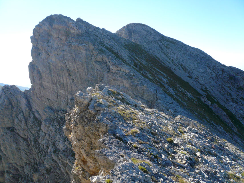 Di fronte a me la bellissima cima del Bric di Conoia con le sue imponenti pareti che precipitano nell'alta Val Corsaglia