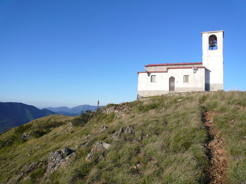 La Cappella sul Monte Tobbio venne inaugurata il 4 settembre 1899 in onore della N.S. di Caravaggio