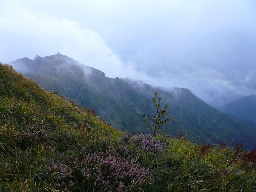Uno squarcio tra le nuvole e possiamo osservare il Caucaso e il profilo della Cappelletta