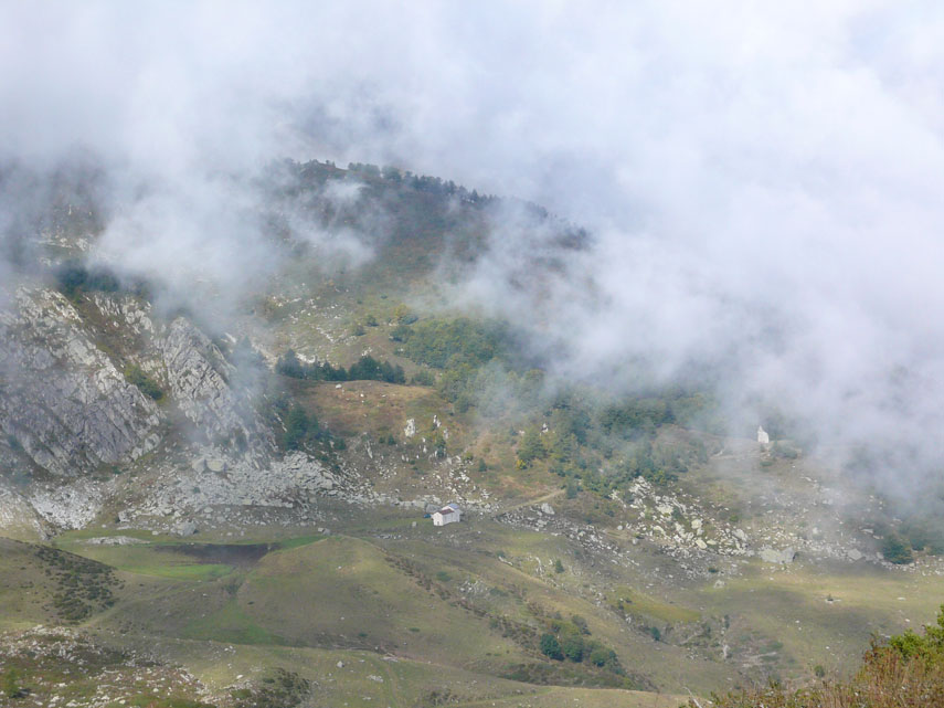 La conca pascoliva dell'Alpe di Perabruna con il Rifugio Manolino vista dalla Colla Bassa