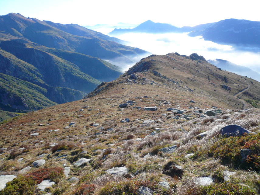 Nuvole basse e stagnanti indugiano sulla Val Tanaro mentre il Maestrale spazza la Costa Valcaira