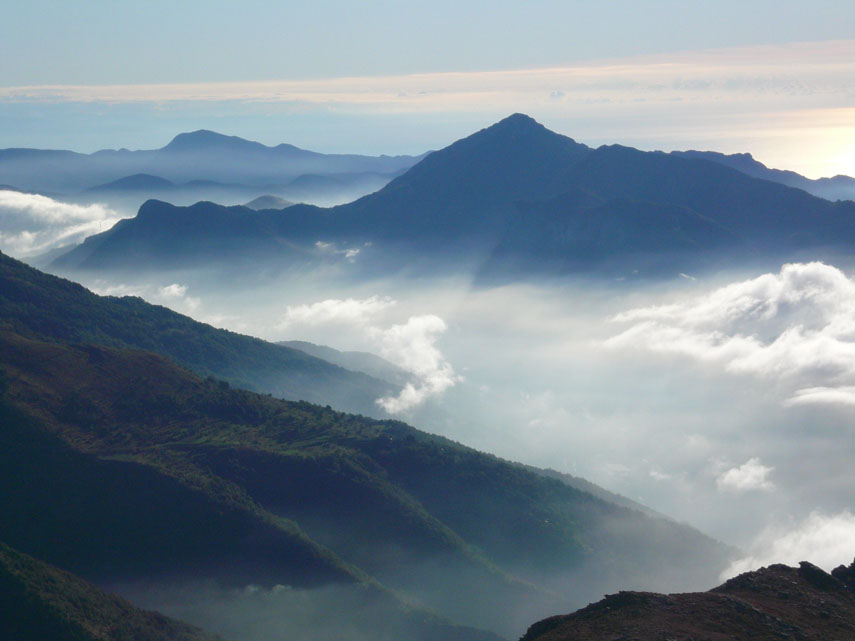 Il Galero si innalza cupo sopra le nebbie della Val Tanaro