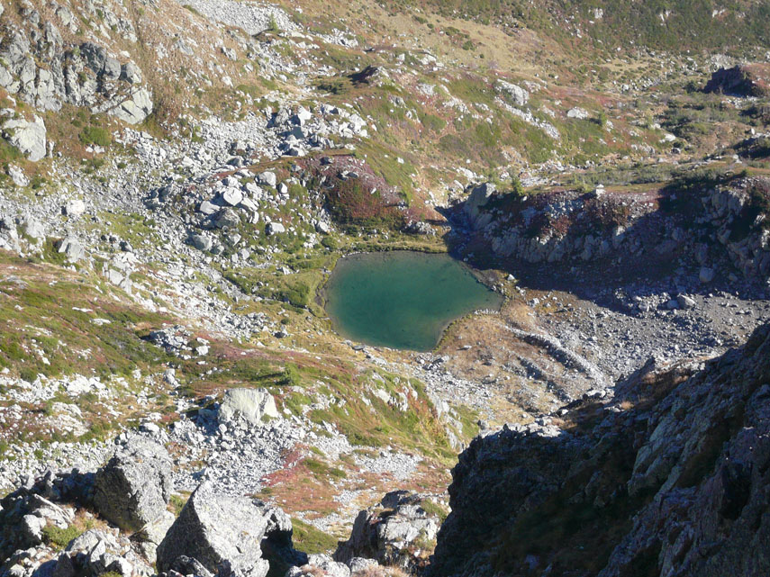 Dalle roccette sottostanti la vetta si ha una bella visuale sul piccolo Lago del Pizzo